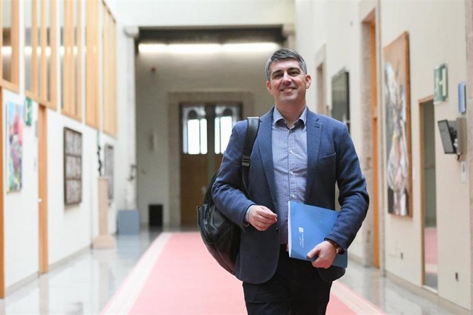 El director de Augas de Galicia, Roi Fernández, acude a la Comisión 3ª Economía, Facenda e Orzamentos en el Parlamento de Galicia.