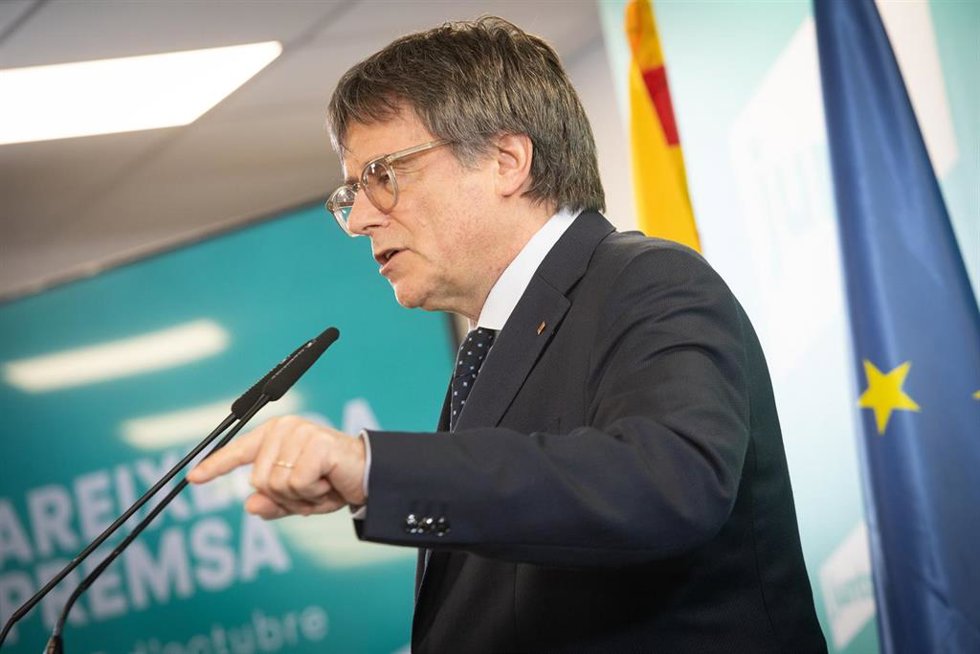 El presidente de Junts, Carles Puigdemont, durante una rueda de prensa, en el espacio Les 5 Éléments, a 27 de octubre de 2025