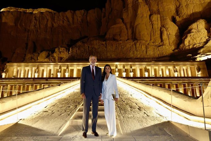 Archivo - Los Reyes Felipe VI y Letizia durante una visita al templo Hatshepsut, a 18 de septiembre de 2025, en Egipto. Los Reyes han realizado su primer viaje de Estado a la República Árabe de Egipto del 16 al 19 de septiembre, que sirve para poner de re