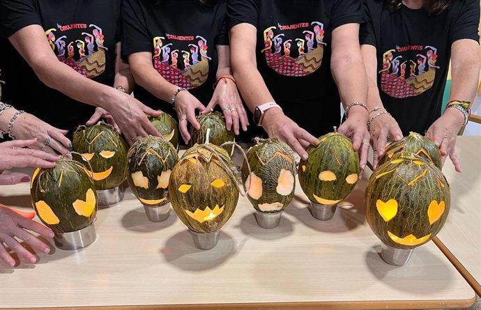 Algunos de los participantes del taller posan con los 'farolillos de melón' con ocasión de Halloween.