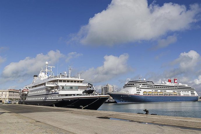 Dos cruceros atracados en el Puerto de Cádiz en una imagen de archivo.