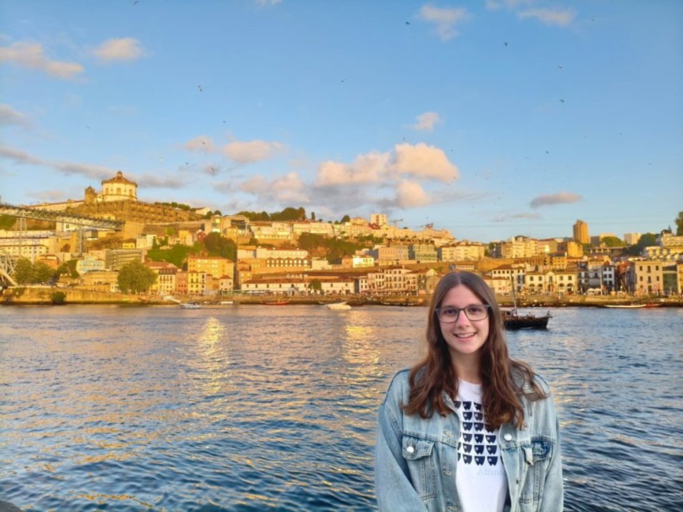 La ganadora de Ucopoética 2025, la estudiante de la US Silvia Quiñones.