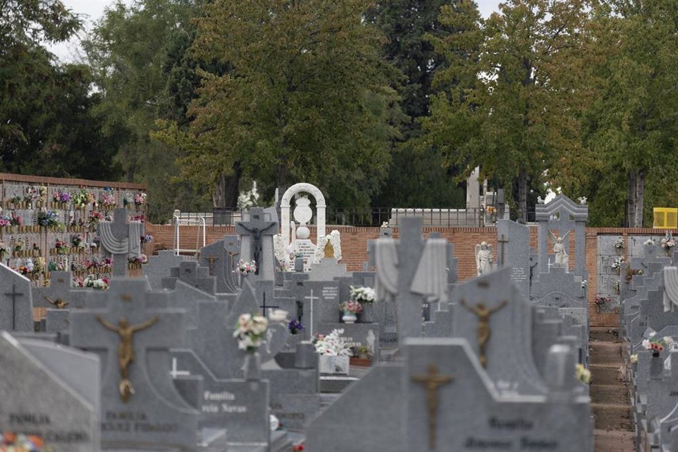 Archivo - Vista general de varias tumbas en el cementerio de la Almudena, a 23 de octubre de 2023, en Madrid (España). Funerarte es una asociación cultural que nace con la idea de dar a conocer el patrimonio funerario de Madrid, a través de diferentes a