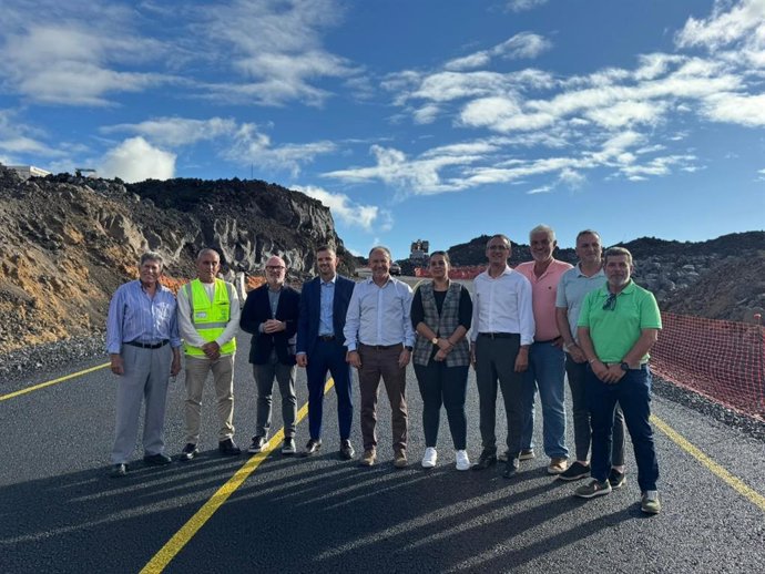 Autoridades políticas en una visita a la carretera de Todoque