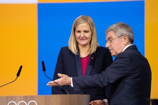 Archivo - FILED - 20 March 2025, Greece, Costa Navarino: International Olympic Committeem (IOC) outgoing president Thomas Bach (R) congratulates Zimbabwean candidate Kirsty Coventry after her election as president of the IOC during the 144th IOC Session. 