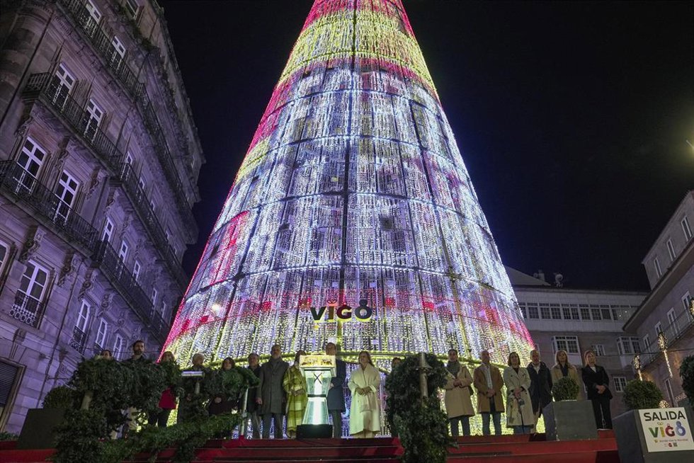 Archivo - Abel Caballero y su equipo de gobierno en el apagado de las luces de Navidad de Vigo 2024-2025.