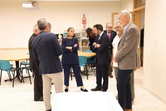 La presidenta del Govern, Marga Prohens, visita el nuevo edificio del Colegio de Montesión.