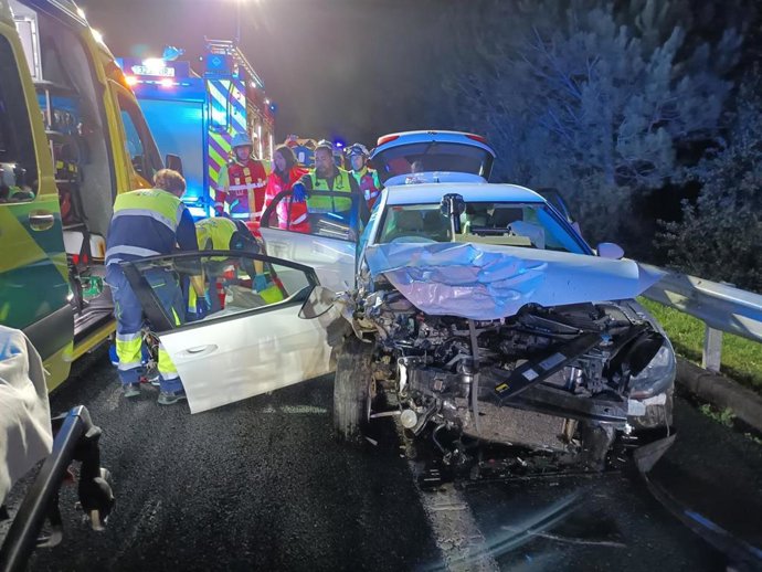 Cuatro heridos en una colisión entre un turismo y un autobús en la A-8, a la altura de Bárcena de Cicero