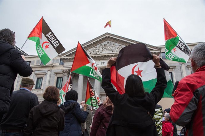 Archivo - March 30, 2022, Madrid, Madrid, Spain: Saharawis protest against Pedro Sanchez and ask for a referendum of self-determination in Western Sahara at the gates of the Spanish Parliament