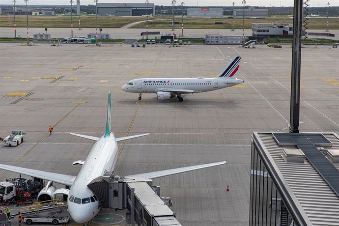 Archivo - August 8, 2025, Berlin, Berlin, Germany: Berlin's international airport was bustling with travelers on Friday, August 8, 2025, as Germany's summer tourism season continued to draw both international visitors and Germans heading abroad. At Berlin