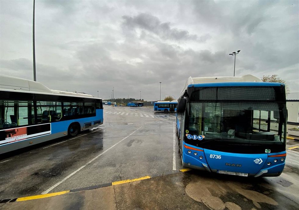 Archivo - Imagen de archivo de autobuses de la EMT.