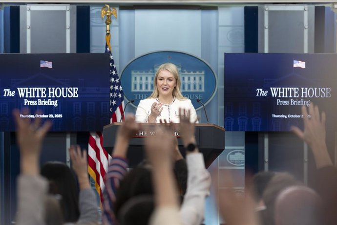 23 de outubro de 2025, Washington, Distrito de Columbia, Estados Unidos: A secretária de imprensa da Casa Branca, Karoline Leavitt, responde a perguntas durante a coletiva de imprensa na sala James S. Brady Press Briefing Room na Casa Branca em Washington