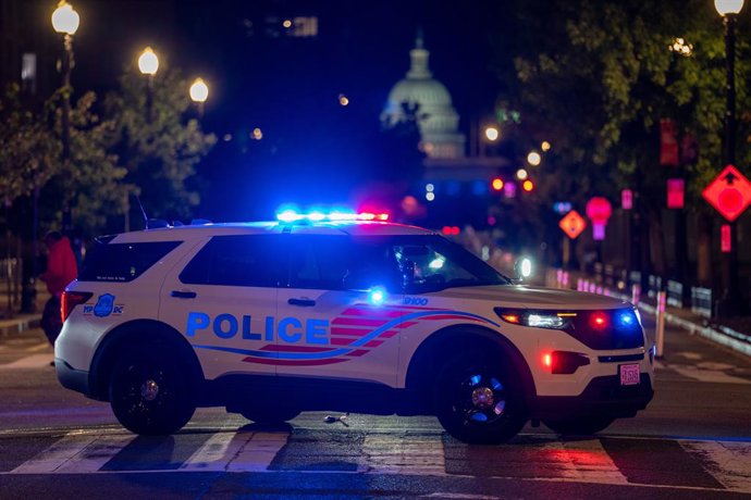 31 de outubro de 2025, Washington, Distrito de Colúmbia, EUA: Um grande grupo de jovens começou a brigar entre si e com a Guarda Nacional na área do pátio da Marinha em Washington, D.C., em 31 de outubro de 2025. A Polícia Metropolitana, juntamente com ou