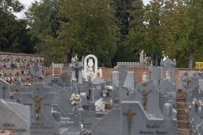 Archivo - Vista general de varias tumbas en el cementerio de la Almudena, a 23 de octubre de 2023, en Madrid (España). Funerarte es una asociación cultural que nace con la idea de dar a conocer el patrimonio funerario de Madrid, a través de diferentes act