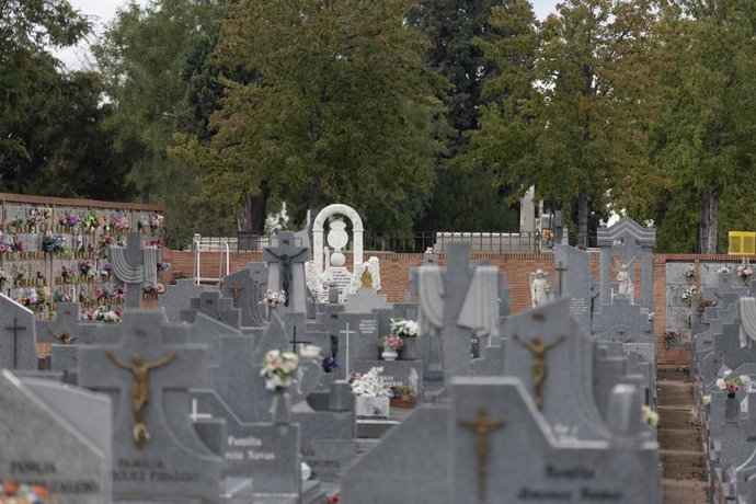 Archivo - Arquivo - Vista geral de vários túmulos no cemitério de Almudena, em 23 de outubro de 2023, em Madri (Espanha). A Funerarte é uma associação cultural que foi criada com a ideia de aumentar a conscientização sobre o patrimônio funerário de Madri 