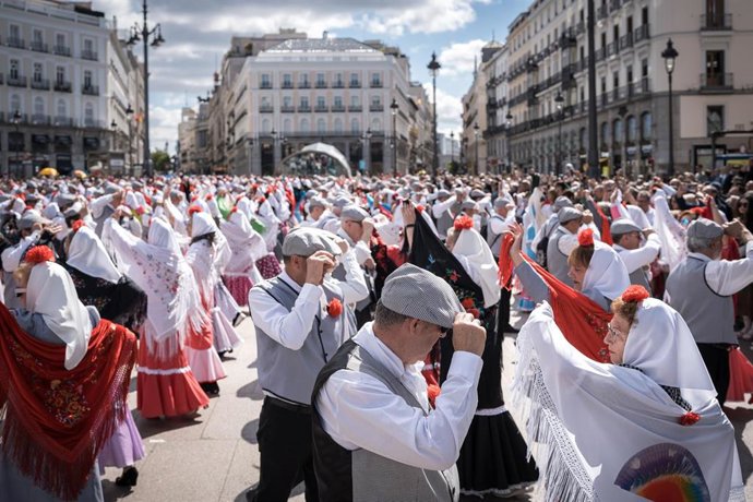 Archivo - Cientos de personas bailan el chotis durante el pasacalles castizo ‘Bailando por Madrid’ por las Fiestas de San Isidro, en la Plaza Mayor de Madrid