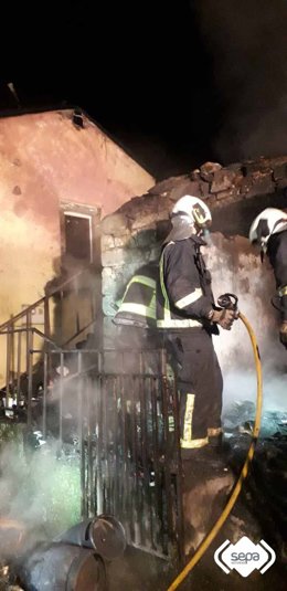 Bomberos apagando un fuego