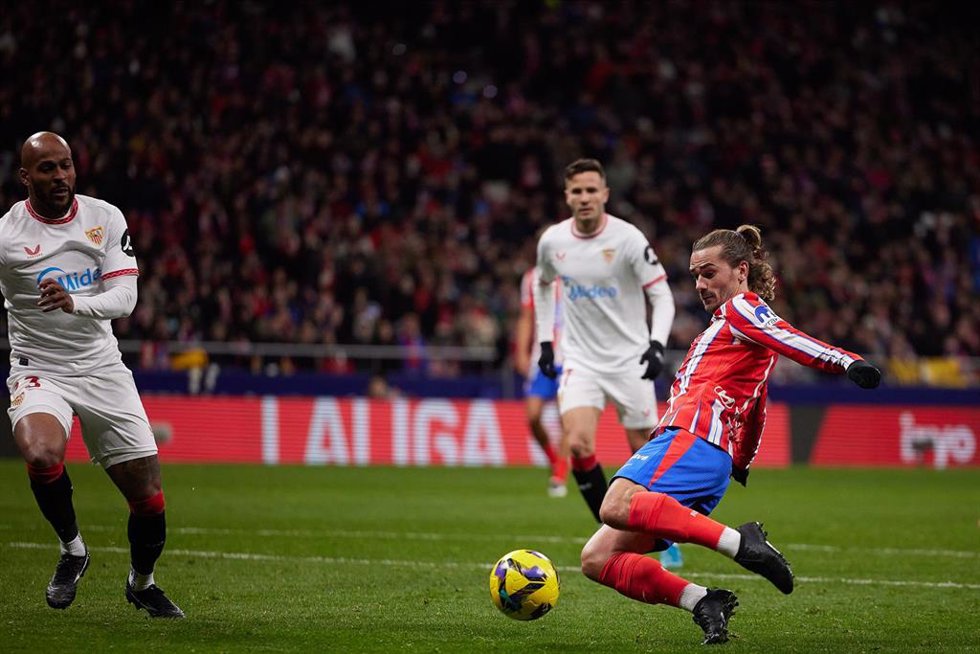 Archivo - Antoine Griezmann hace el decisivo 4-3 en el Atlético de Madrid-Sevilla FC de LaLiga EA Sports 24-25