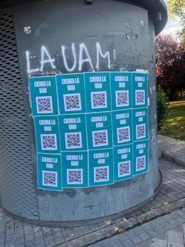 Jóvenes Más Madrid coloca carteles en universidades públicas contra el "abandono y maltrato" de la Comunidad