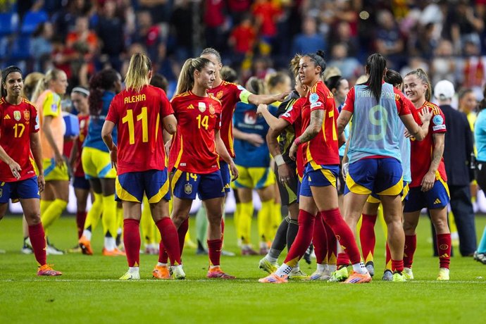 Claudia Pina of Spain celebrates a goal with teammates during the UEFA Women's Nations League 2025 Semi-Final first leg match between Spain and Sweden at La Rosaleda Stadium on October 24, 2025 in Malaga, Spain