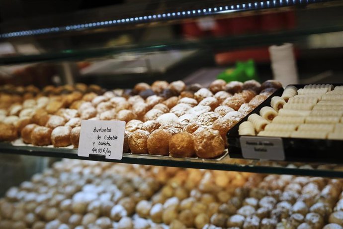 Archivo - Bandeja de buñuelos de viento en la Pastelería Mallorca, en Madrid, (España), a 31 de octubre de 2020. 