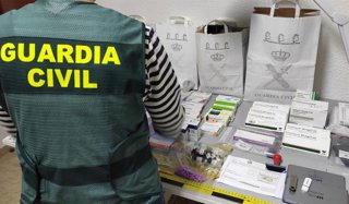 Un agente de la Guardia Civil con medicamentos incautados dentro de la operación 'Grecofar'.