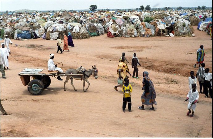 Archivo - Un campamento de desplazados internos en los alrededores de la ciudad de Nyala, en Darfur, Sudán (archivo)