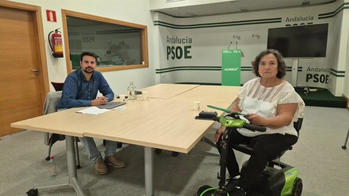 El parlamentario andaluz del PSOE por Almería, Mateo Hernández Tristán, en el encuentro con Rosa Hernanz, representante de la Plataforma Niñ@s de la Polio. 