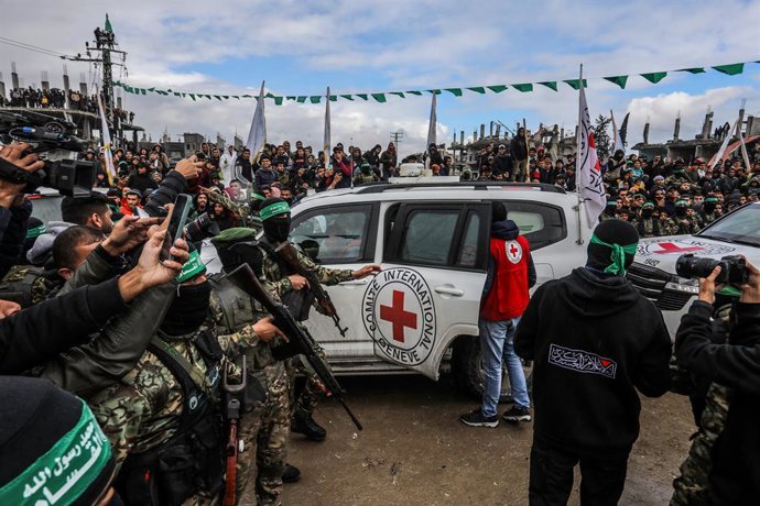 Archivo - 22 February 2025, Palestinian Territories, Rafah: Al-Qassam Brigades, the military wing of Hamas,  begin the ceremony during which they are handing over two Israeli hostages Tal Shoham and Avera Mengistu to the International Committee of the Red