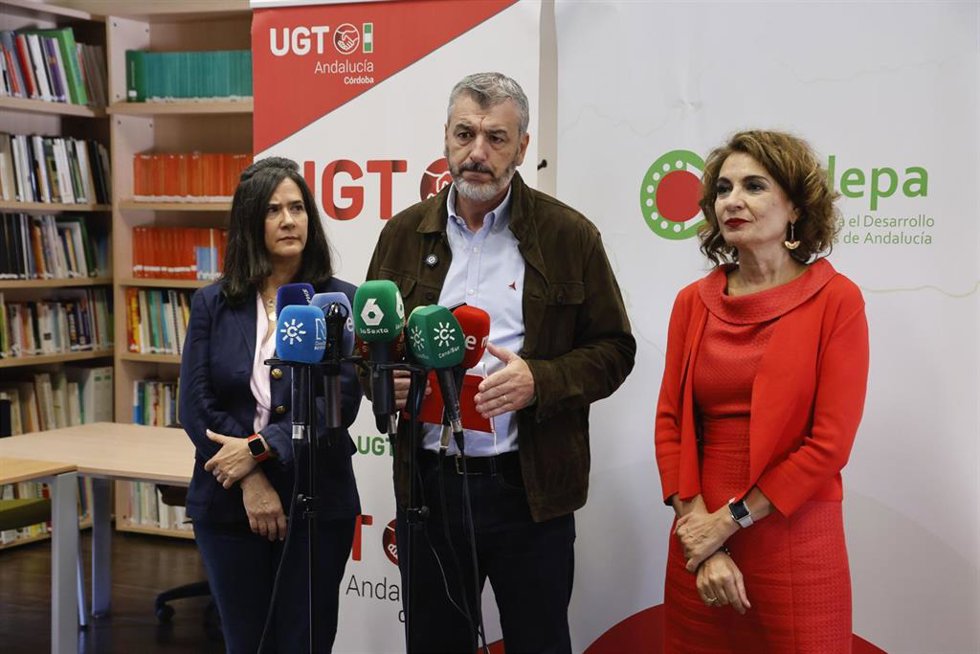 El secretario general de UGT-A y presidente de Fudepa, Óskar Martín, atiende a los medios antes del acto de reconocimiento y reparación a represaliados sindicales durante la Guerra Civil y la Dictadura. A 17 de octubre de 2025, en Córdoba (Foto archivo).