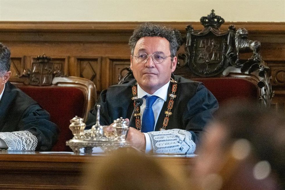 Archivo - El fiscal general del Estado, Álvaro García Ortiz (C) durante una toma de posesión en septiembre de 2024 en Granada.