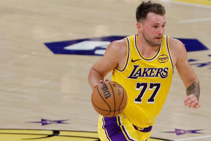 LOS ANGELES, CA - 21 DE OUTUBRO: O atacante/guarda do Los Angeles Lakers Luka Doncic (77) dirige durante o jogo da NBA entre o Golden State Warriors e o Los Angeles Lakers em 21 de outubro de 2025, na Crypto.Com Arena em Los Angeles, CA.
