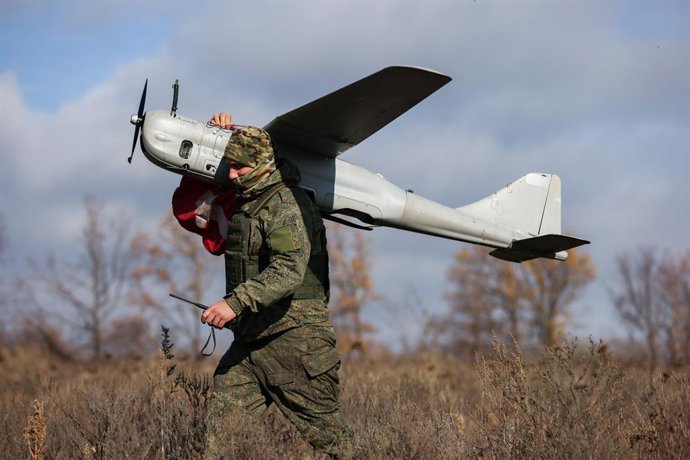 UCRÂNIA, REGIÃO DE KHARKOV - 28 DE OUTUBRO DE 2025: Os drones de reconhecimento Orlan-10 estão em serviço de combate com o Grupo Ocidental das Forças Russas