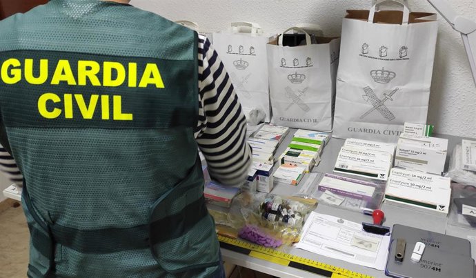 Un agente de la Guardia Civil con medicamentos incautados dentro de la operación 'Grecofar'.