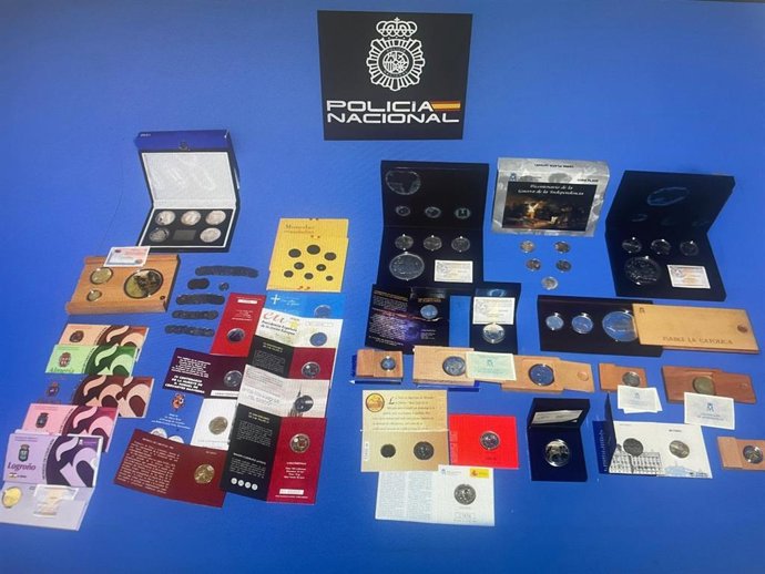 Dos detenidos por la sustracción de una importante cantidad de monedas de plata y de colección valoradas en unos 6.000 euros