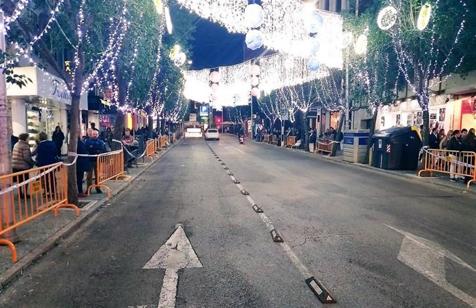 Archivo - Iluminación de Navidad en una céntrica calle de Jaén/Archivo