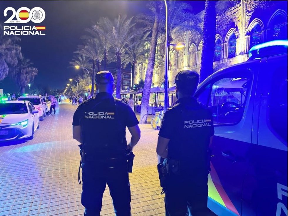 Agentes de la Policía Nacional en la zona turística de Playa de Palma