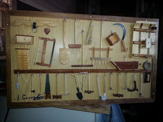 Muestra de uno de los cuadros con aperos de labranza en miniatura.