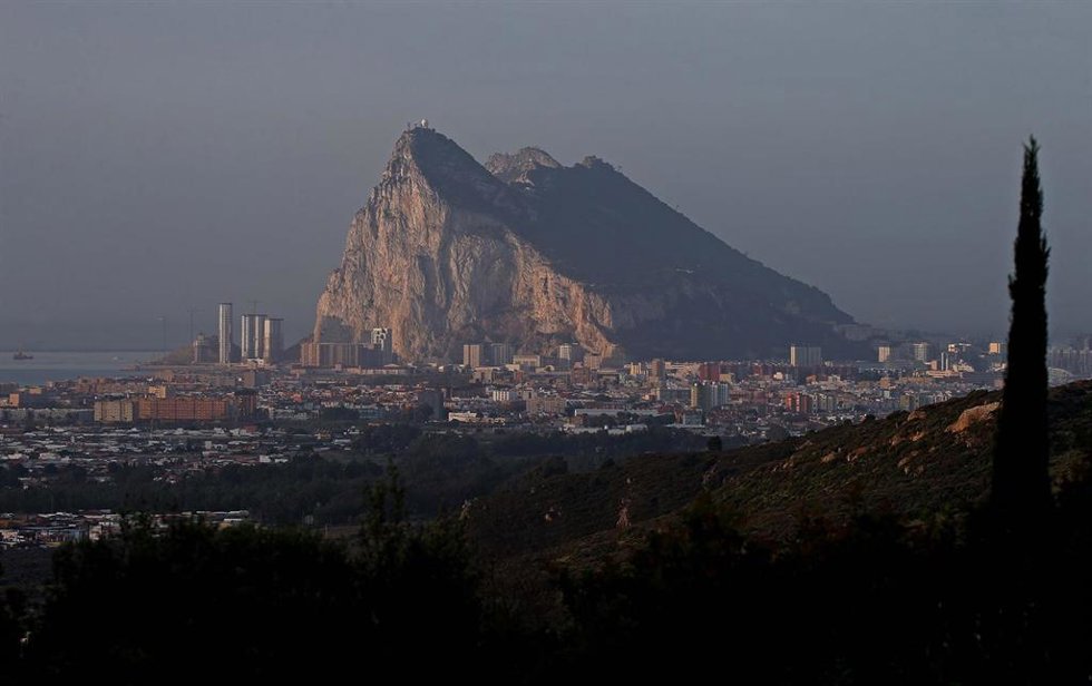 Archivo - Viviendas en La Línea con Gibraltar de fondo.