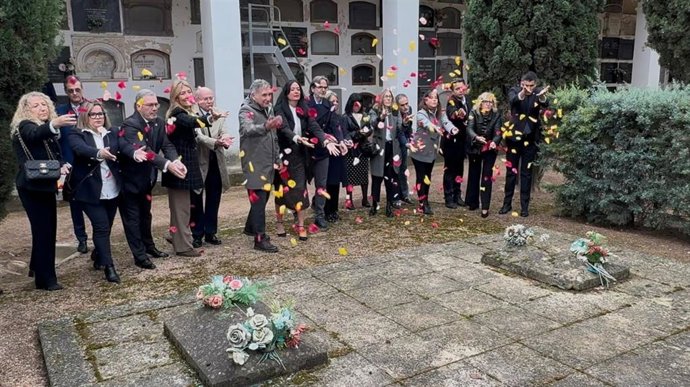 La alcaldesa de Huesca, junto a otros miembros de la corporación municipal en su viista este 1 de noviembre al cementerio de Huesca.