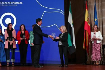 El consejero de Economía y Hacienda, Carlos Fernández Carriedo, firma en Cáceres el 'Manifiesto de las comunidades autónomas por la economía plateada'