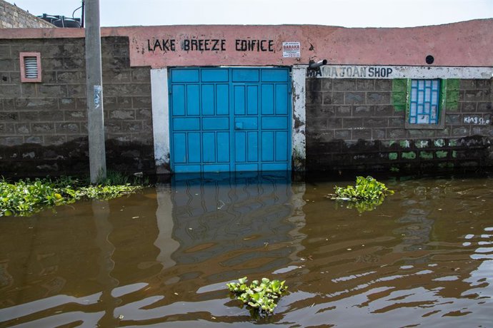 Archivo - June 7, 2024, Nakuru, Kenya: A building is seen submerged following the rising water levels of Lake Naivasha in Nakuru County. Rising levels of Lake Naivasha has displaced over 5,000 people in Kihoto Estate, approximately 90 km Northwest of Nair