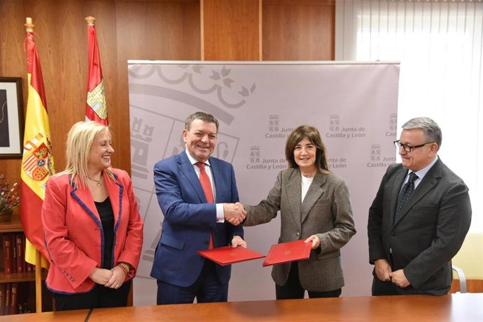 El consejero de la Presidencia, Luis Miguel González Gago, y la alcaldesa de la localidad soriana de Valdeavellano de Tera, Laura Prieto, renuevan su convenio de colaboración