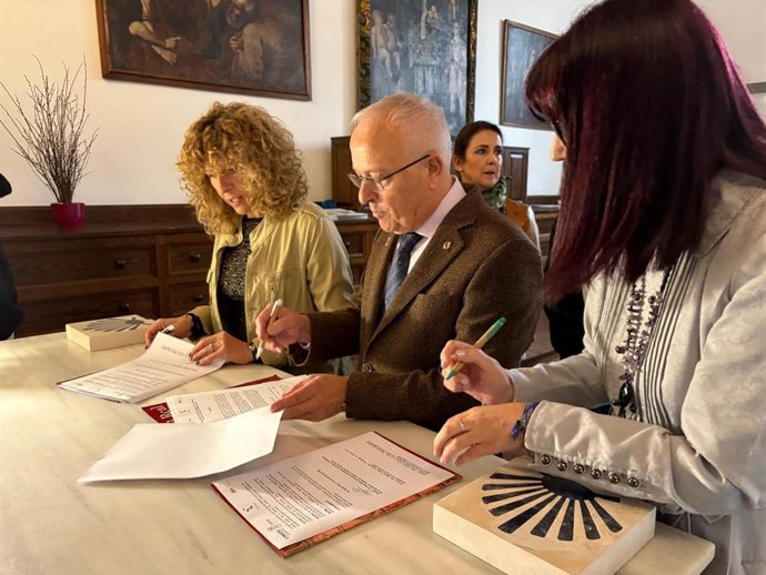 Firma de un convenio en Ciudad Real entre el Camino de Santiago Manchego y el Camino de Santiago Inglés.