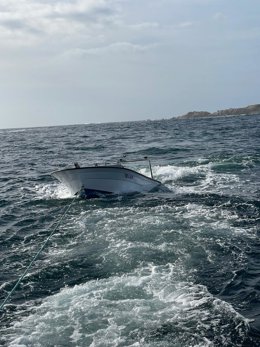 Embarcación siniestrada en Corcubión (A Coruña)