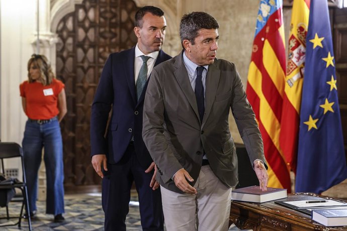 O presidente da Generalitat Valenciana, Carlos Mazón, e o presidente da Diputación de Valencia, Vicent Mompó, presidem a assinatura do acordo entre a Generalitat, a Diputación de Valencia e a Federación Valenciana de Municipios y Provincias (FVMP).