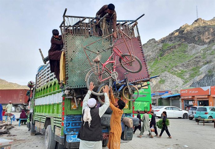 Archivo - TORKHAM, April 16, 2025  -- Afghan refugees unload their belongings from a truck at the Torkham border crossing in Nangarhar province, Pakistan, on April 16, 2025. A total of 826 Afghan families with 4,339 people left Pakistan on Tuesday, Afghan