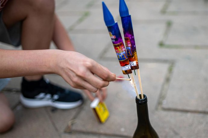 Archivo - Una persona enciende petardos en imagen de archivo.