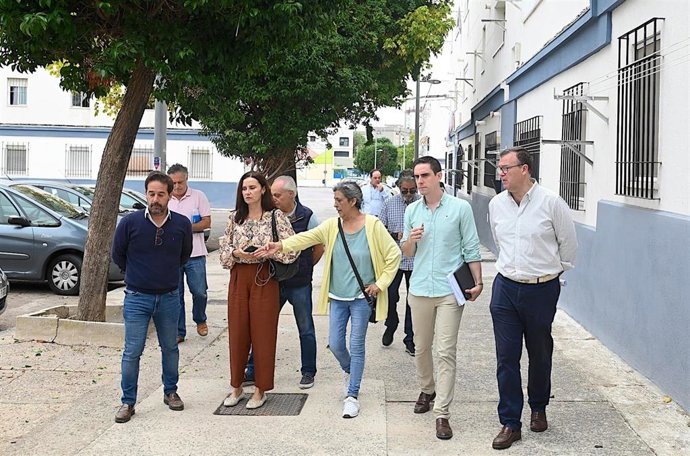 El teniente de alcaldesa de Jerez de la Frontera, Jaime Espinar, en su visita a la barriada de La Asunción.