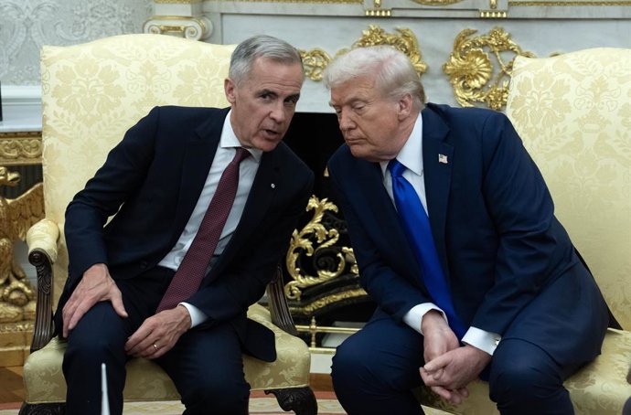 October 7, 2025, Washington, United States: Prime Minister Mark Carney speaks with United States President Donald Trump as they take questions from the media at the start of a meeting in the Oval Office in the White House, in Washington, D.C.  Tuesday, Oc